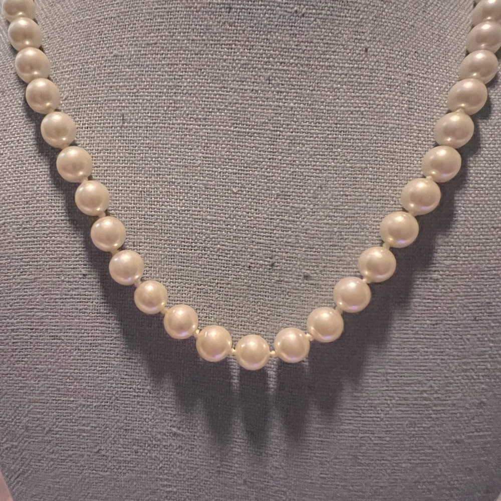 Large Vintage 8mm Simulated Glass Pearls - Picture 2 of 6